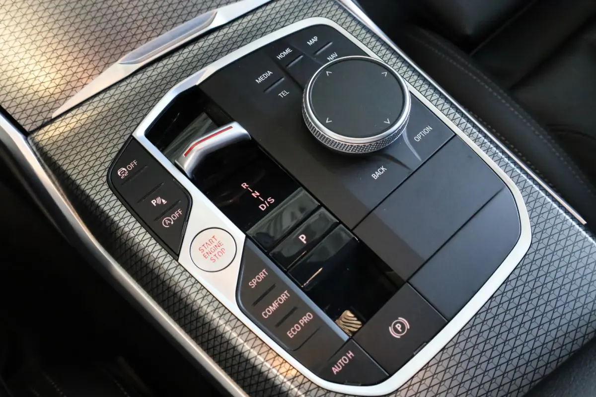 318i | M Sport | Elektrisch Verstelbare Stoelen | Stoelverwarming | HiFi Geluidssysteem | Comfort Access