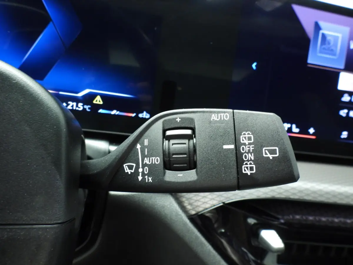 318i | M-Sportpakket | LED | Leder | Trekhaak | Panoramadak | Stoelverwarming | DAB | Alu 18 inch