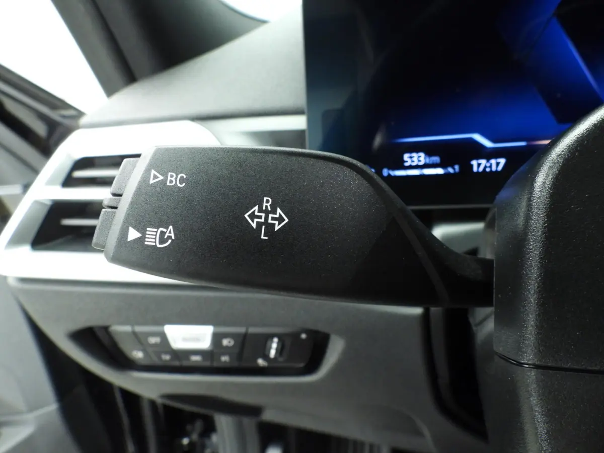 318i | M-Sportpakket | LED | Leder | Trekhaak | Panoramadak | Stoelverwarming | DAB | Alu 18 inch