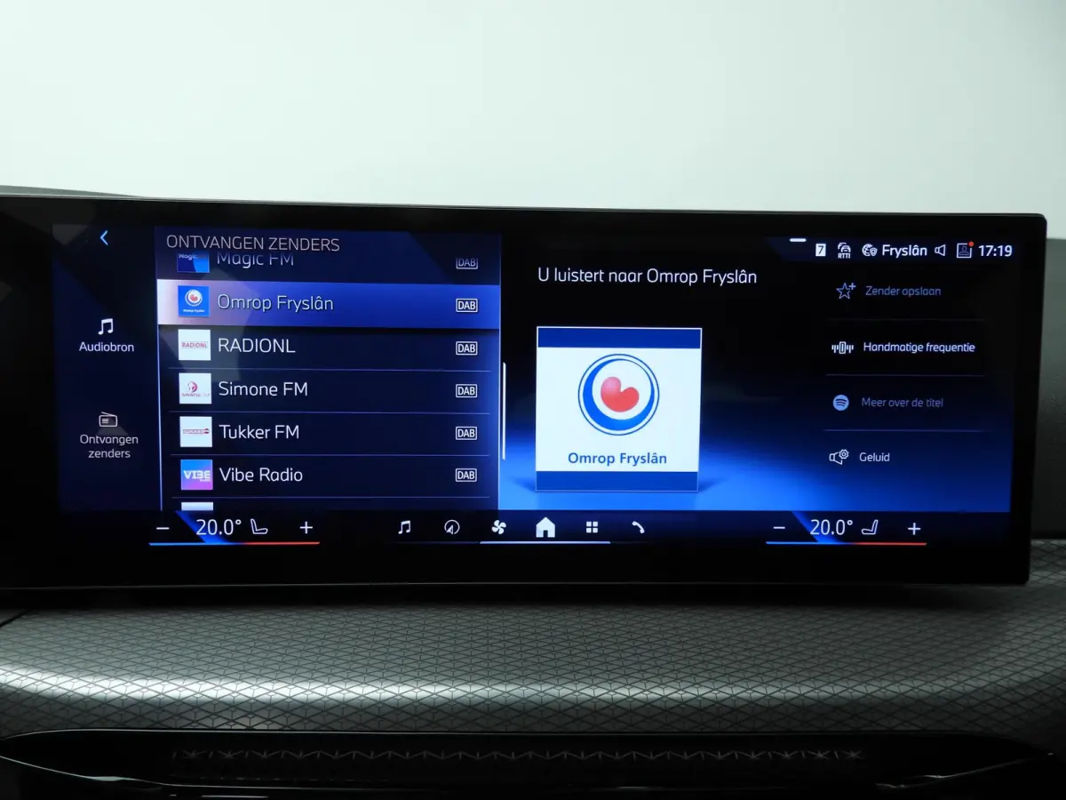 318i | M-Sportpakket | LED | Leder | Trekhaak | Panoramadak | Stoelverwarming | DAB | Alu 18 inch