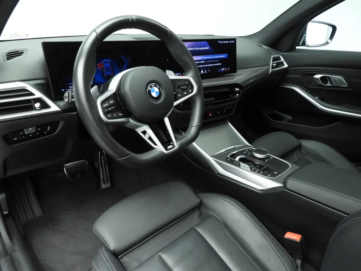 318i | M-Sportpakket | LED | Leder | Trekhaak | Panoramadak | Stoelverwarming | DAB | Alu 18 inch