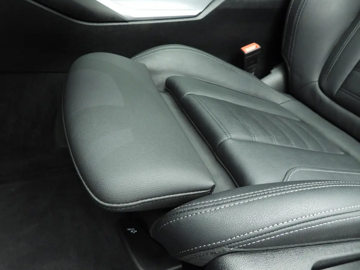 318i | M-Sportpakket | LED | Leder | Trekhaak | Panoramadak | Stoelverwarming | DAB | Alu 18 inch