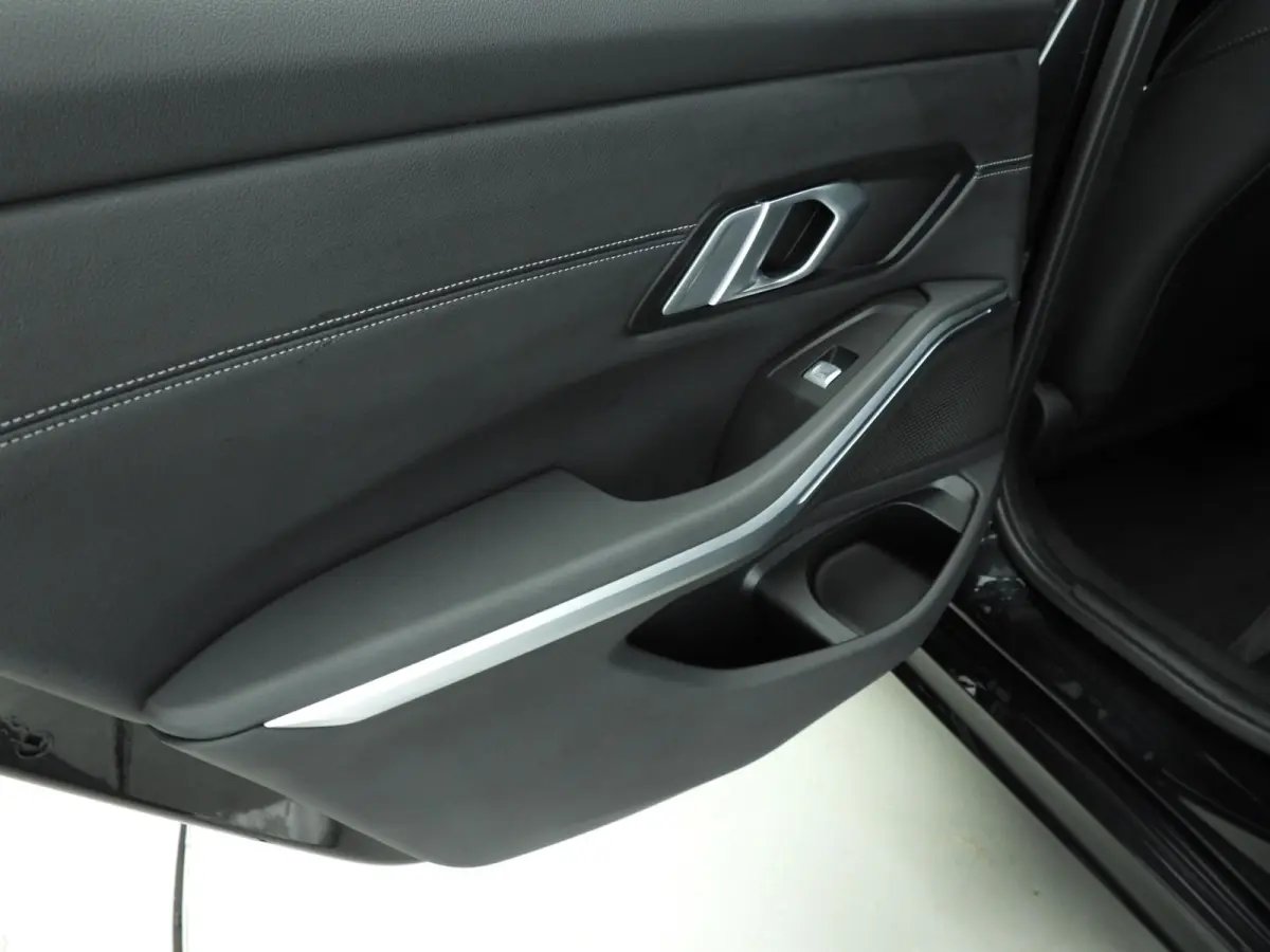 318i | M-Sportpakket | LED | Leder | Trekhaak | Panoramadak | Stoelverwarming | DAB | Alu 18 inch