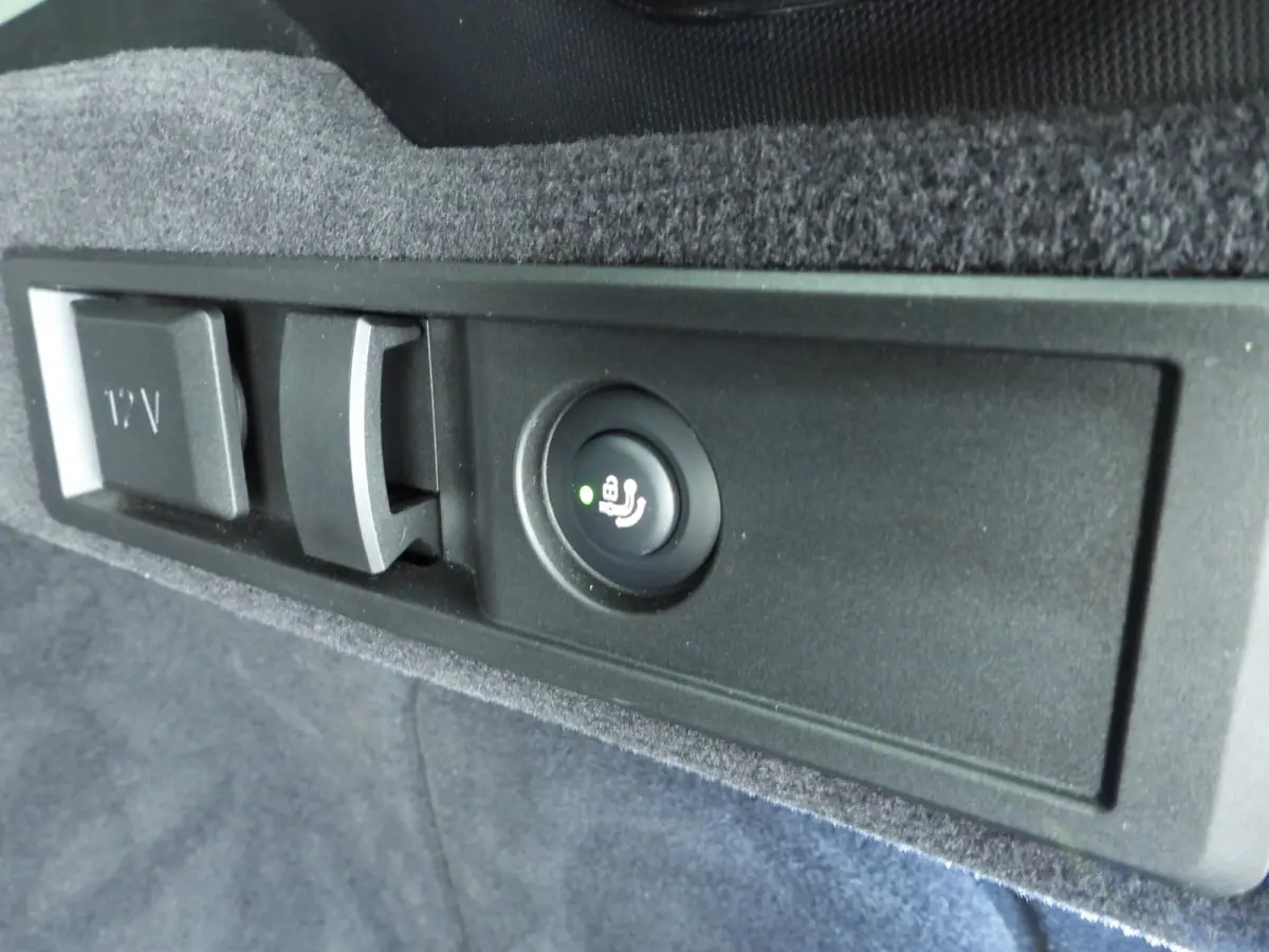 318i | M-Sportpakket | LED | Leder | Trekhaak | Panoramadak | Stoelverwarming | DAB | Alu 18 inch