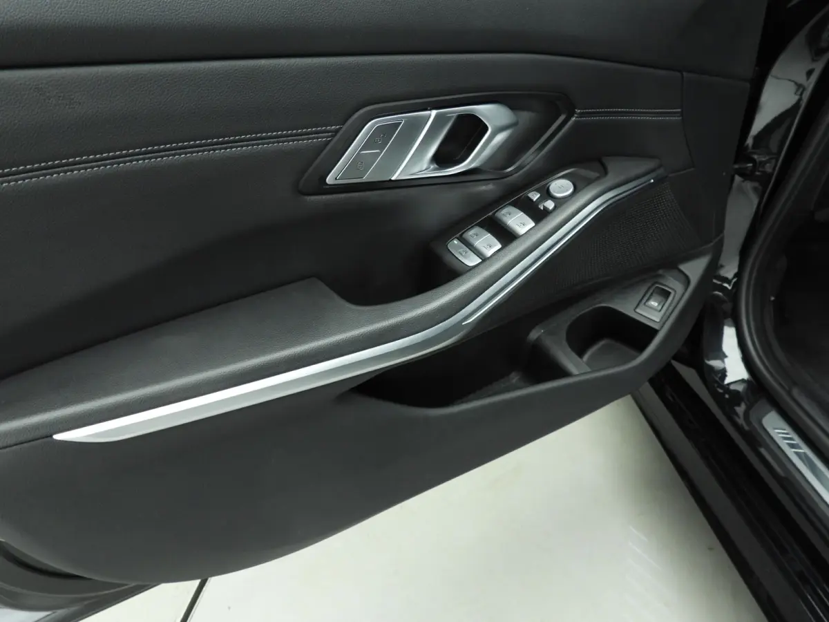 318i | M-Sportpakket | LED | Leder | Trekhaak | Panoramadak | Stoelverwarming | DAB | Alu 18 inch