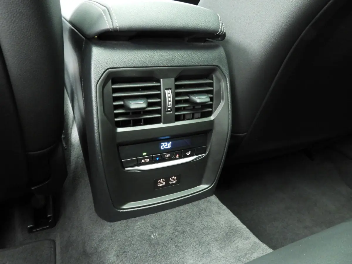 318i | M-Sportpakket | LED | Leder | Trekhaak | Panoramadak | Stoelverwarming | DAB | Alu 18 inch