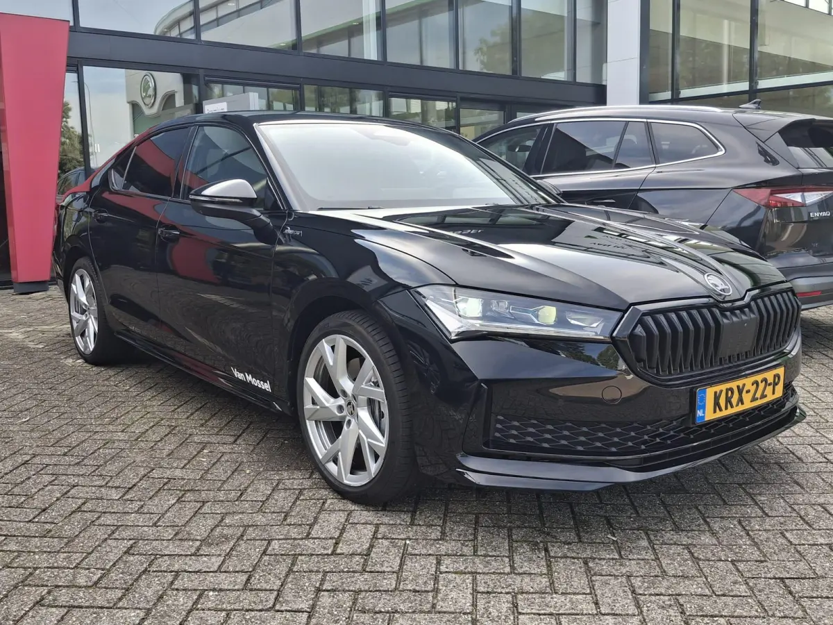 1.5 TSI PHEV Sportline Business 272 pk | Automaat | LED | Trekhaak | Achteruitrijcamera | Climate Control | Navigatie | Adaptive Cruise Control | Parkeersensoren | Privacy Glass | Stoelverwa