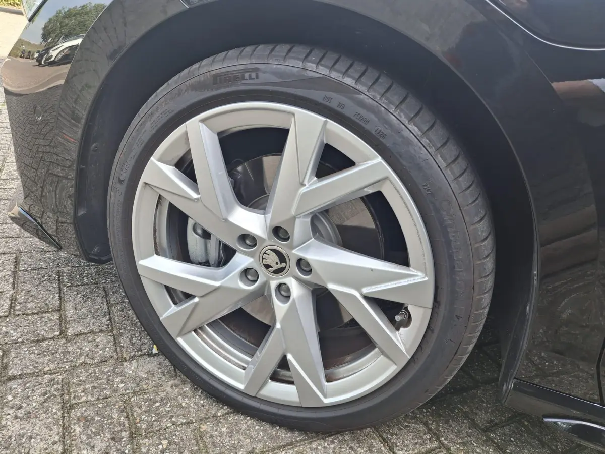1.5 TSI PHEV Sportline Business 272 pk | Automaat | LED | Trekhaak | Achteruitrijcamera | Climate Control | Navigatie | Adaptive Cruise Control | Parkeersensoren | Privacy Glass | Stoelverwa