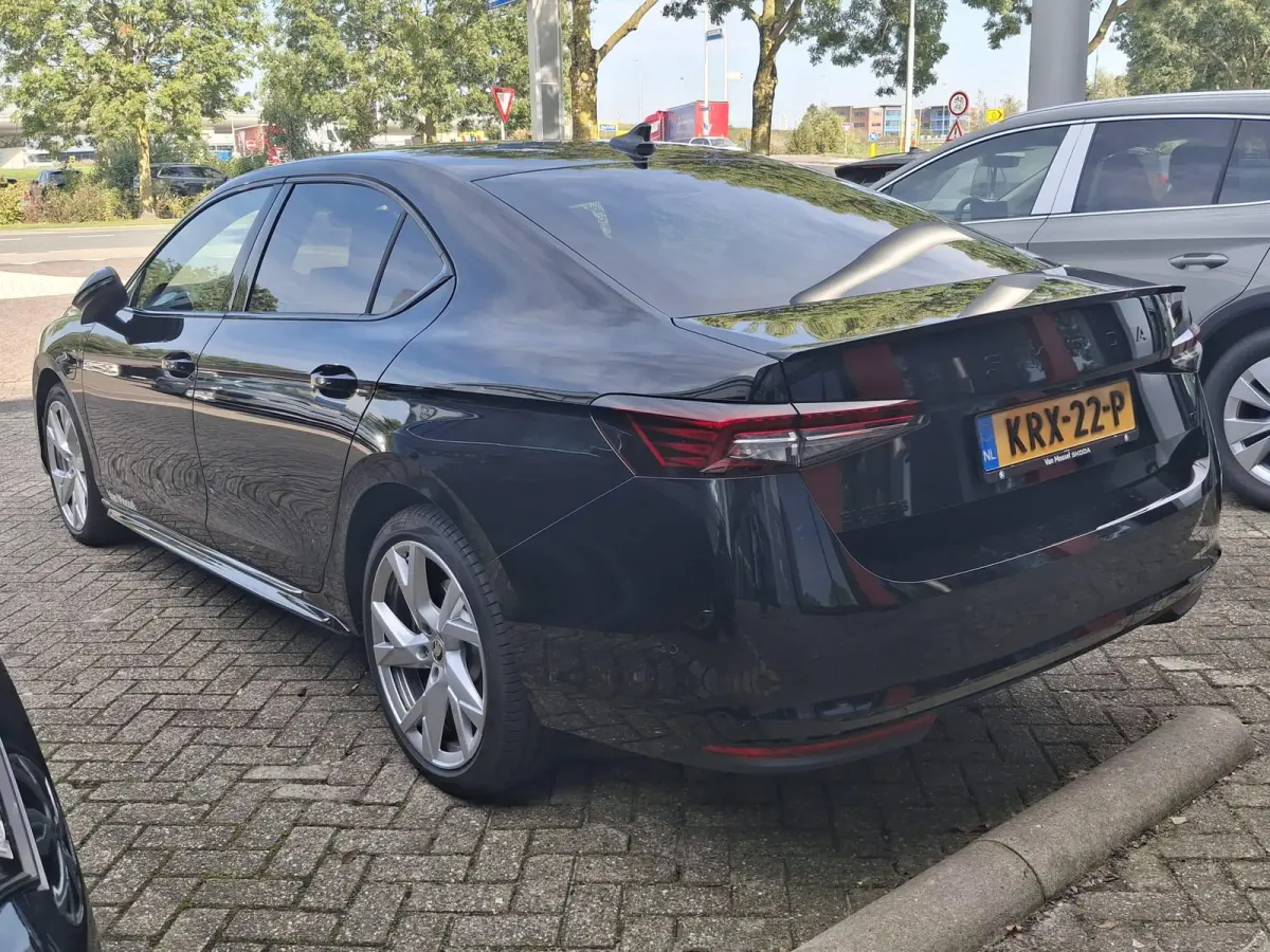 1.5 TSI PHEV Sportline Business 272 pk | Automaat | LED | Trekhaak | Achteruitrijcamera | Climate Control | Navigatie | Adaptive Cruise Control | Parkeersensoren | Privacy Glass | Stoelverwa