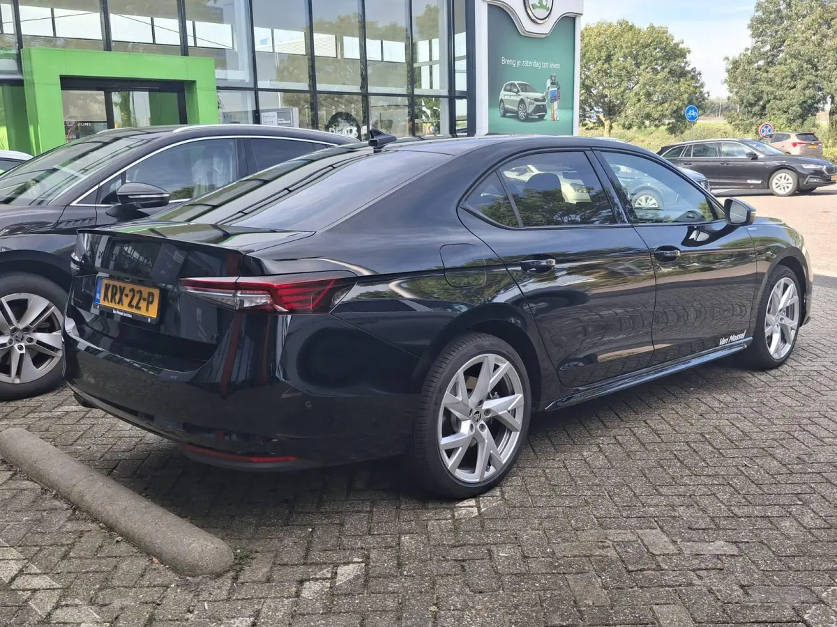 1.5 TSI PHEV Sportline Business 272 pk | Automaat | LED | Trekhaak | Achteruitrijcamera | Climate Control | Navigatie | Adaptive Cruise Control | Parkeersensoren | Privacy Glass | Stoelverwa