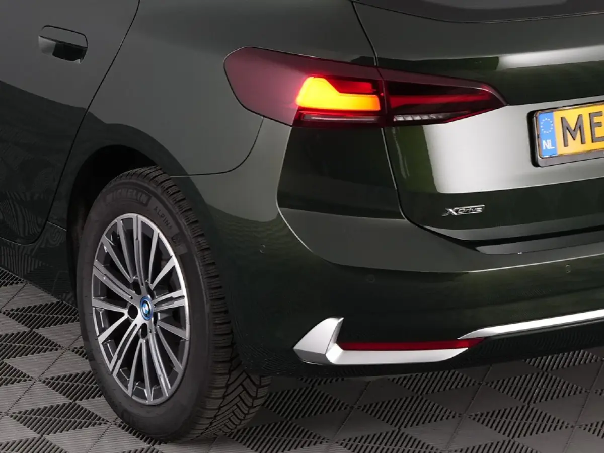 225 xDrive Luxury Line | LEDER | CAMERA | NAVI | ECC | PHEV | Sanremo Grün Metallic !