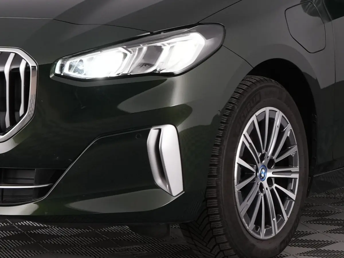 225 xDrive Luxury Line | LEDER | CAMERA | NAVI | ECC | PHEV | Sanremo Grün Metallic !