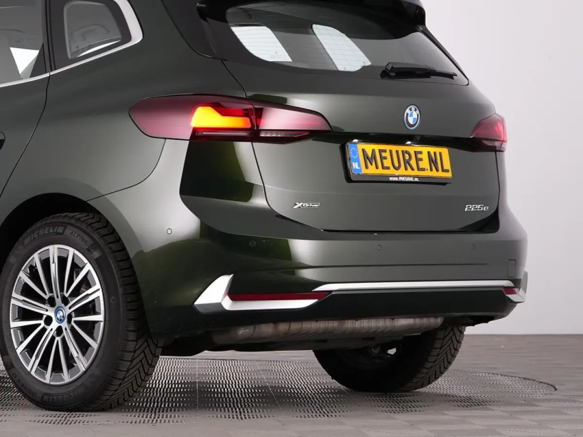 225 xDrive Luxury Line | LEDER | CAMERA | NAVI | ECC | PHEV | Sanremo Grün Metallic !
