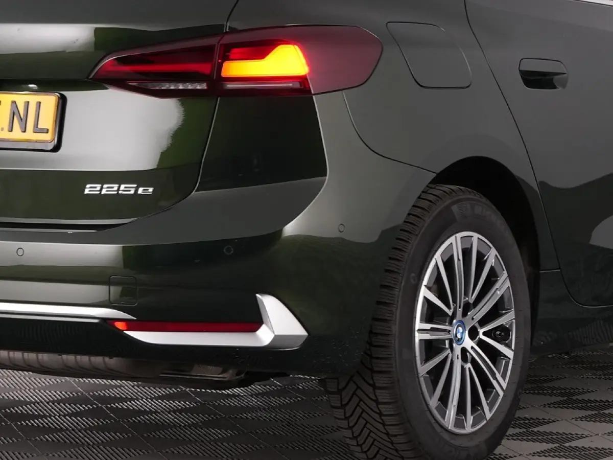 225 xDrive Luxury Line | LEDER | CAMERA | NAVI | ECC | PHEV | Sanremo Grün Metallic !