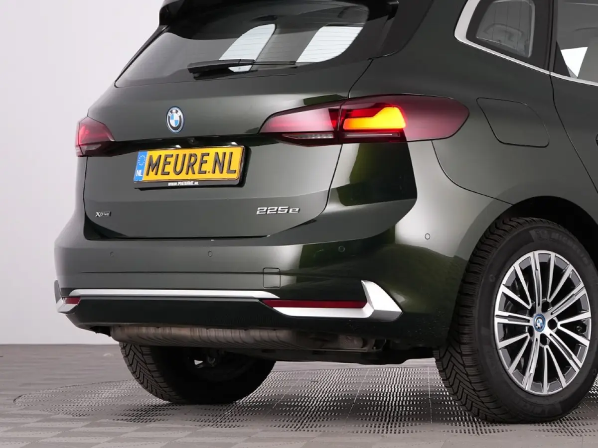 225 xDrive Luxury Line | LEDER | CAMERA | NAVI | ECC | PHEV | Sanremo Grün Metallic !