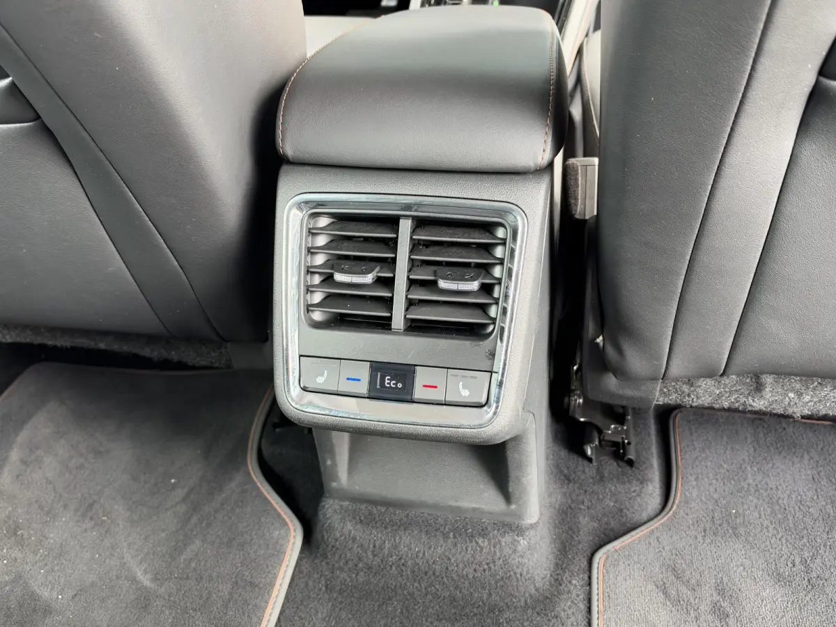 80 (95% SOH) I GROOT ACCUPAKKET I STOELVERWARMING I P-CAMERA I LEDEREN INTERIEUR