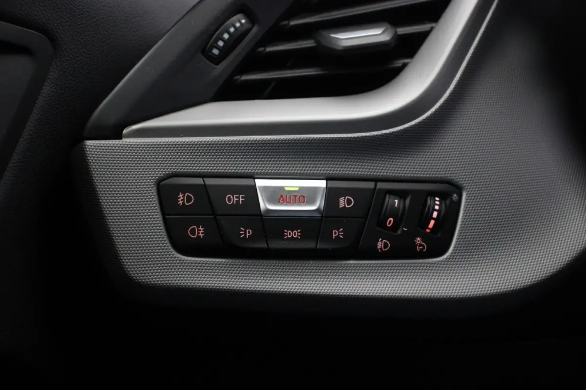 118i Business Edition Automaat - Digitaal Cockpit, Carplay, Clima, Stoelverw.