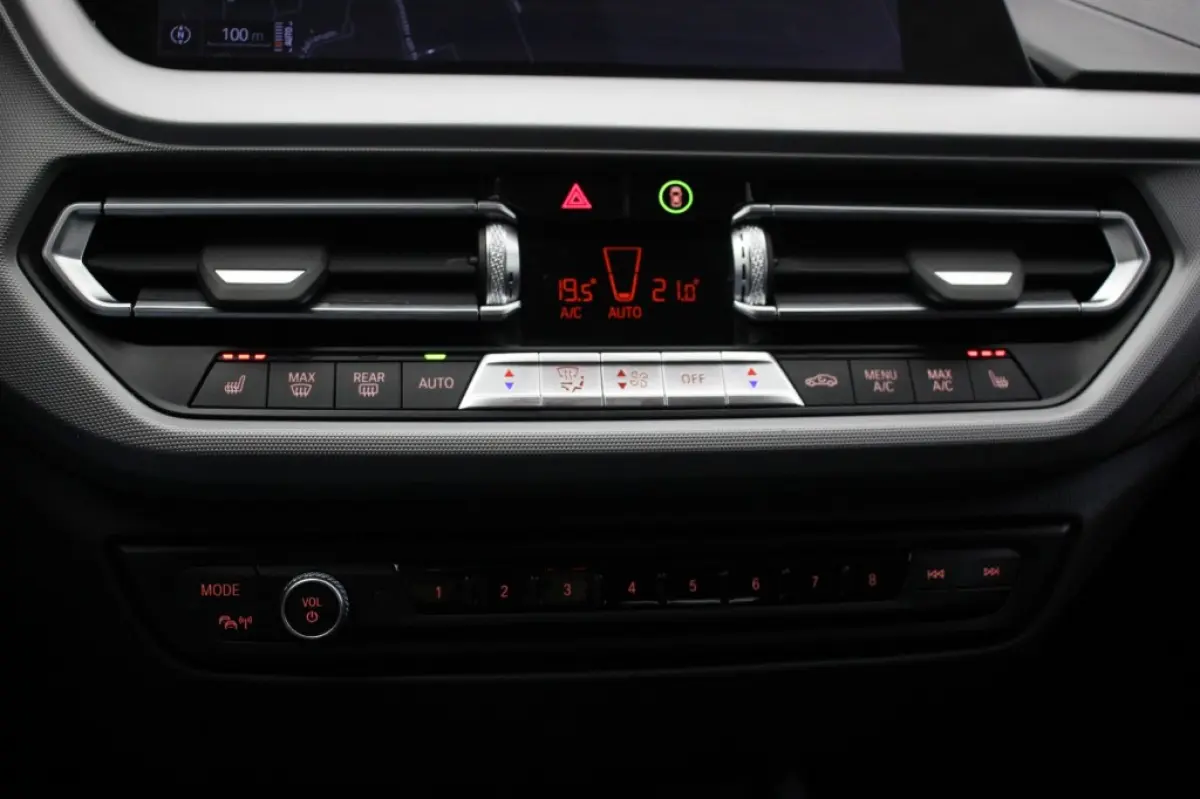118i Business Edition Automaat - Digitaal Cockpit, Carplay, Clima, Stoelverw.