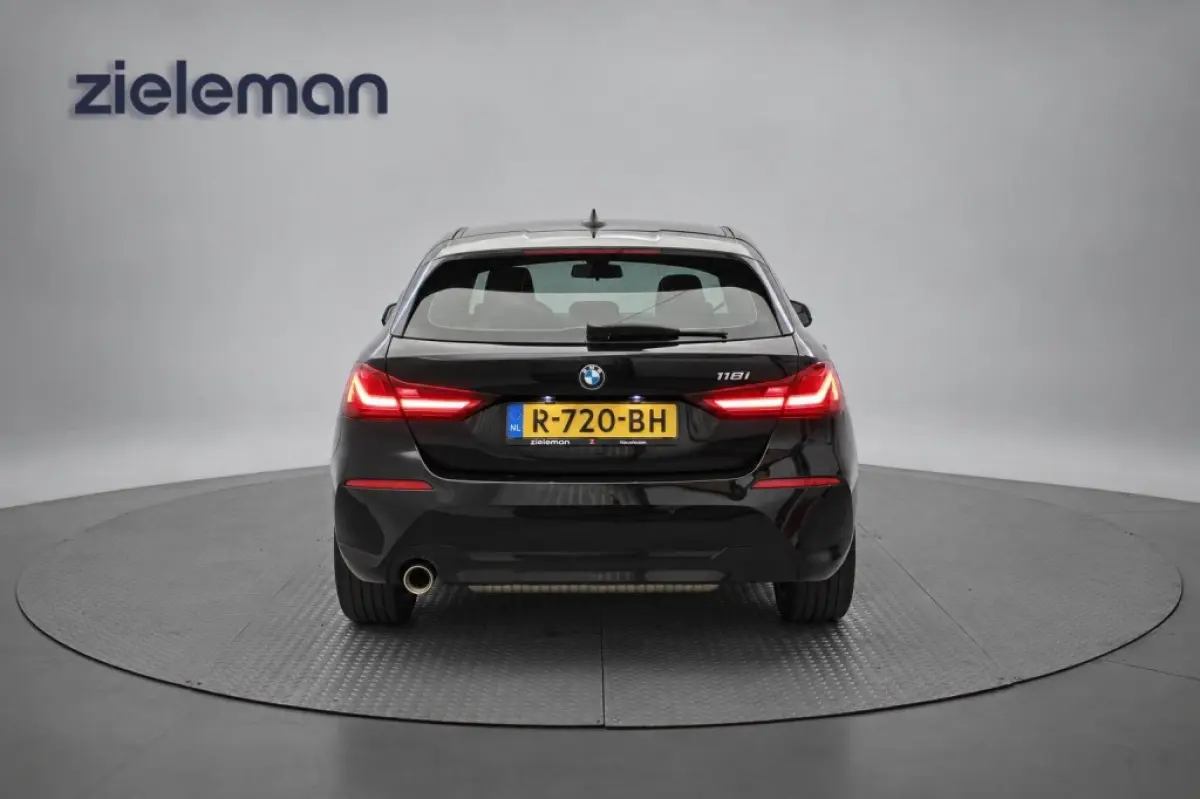 118i Business Edition Automaat - Digitaal Cockpit, Carplay, Clima, Stoelverw.