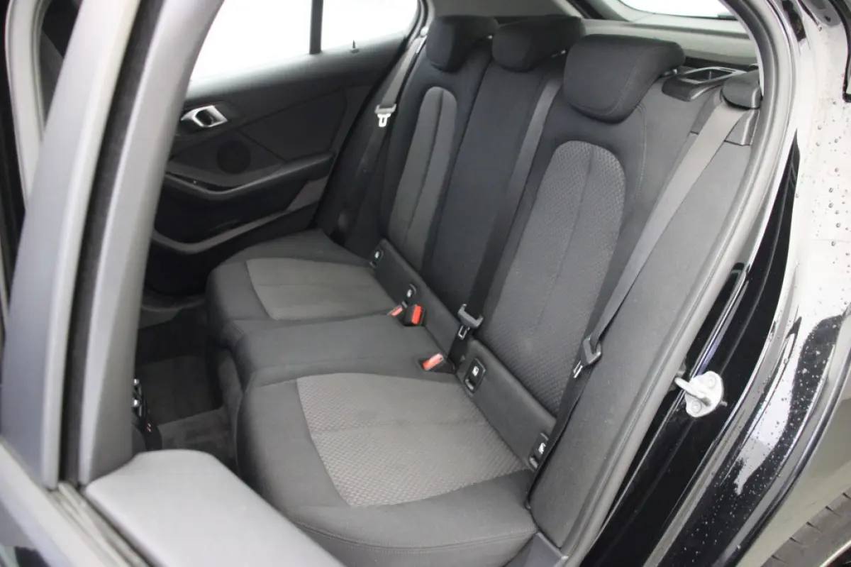 118i Business Edition Automaat - Digitaal Cockpit, Carplay, Clima, Stoelverw.