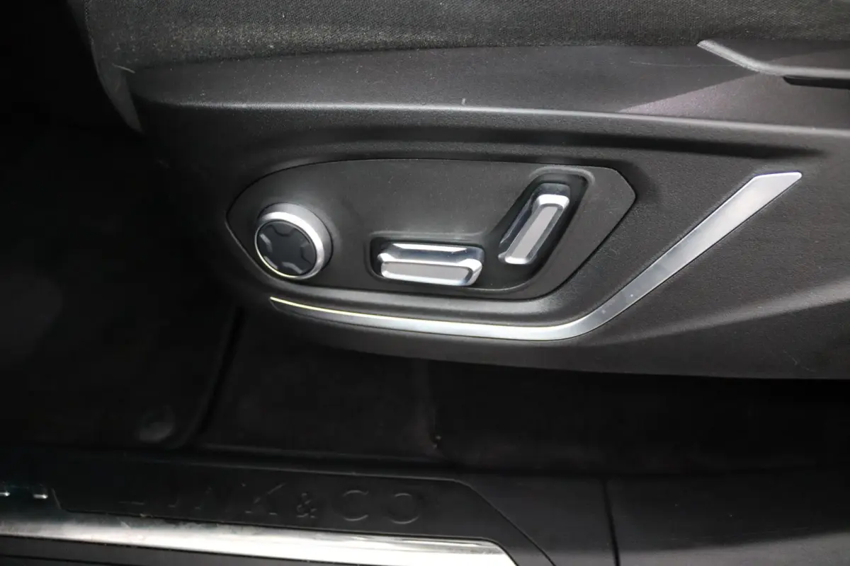 1.5*PLUG-IN*NAVI*PANO*CAM*ACC*CARPLAY*ECC*LED*