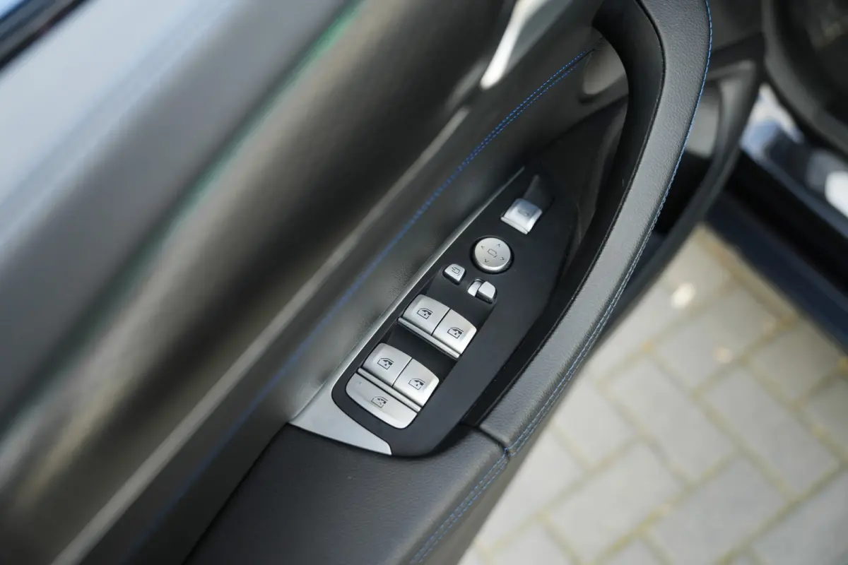 xDrive30e 292 pk High Executive M-Sport / BTW-Auto/ Pano-Dak/ H&K/ Head-Up/ ACC/ Keyless/ Camera/ M-Stoel/ Memory/ Stoelverw./ 20'' LMV