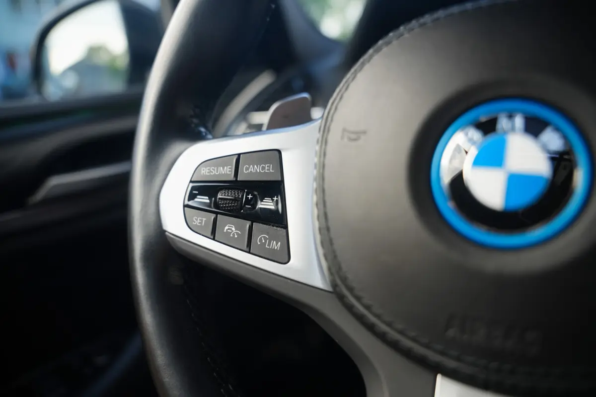xDrive30e 292 pk High Executive M-Sport / BTW-Auto/ Pano-Dak/ H&K/ Head-Up/ ACC/ Keyless/ Camera/ M-Stoel/ Memory/ Stoelverw./ 20'' LMV