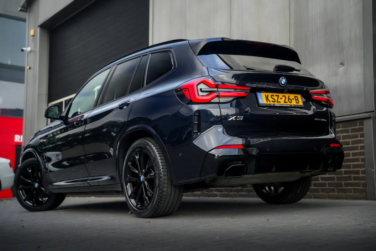 xDrive30e 292 pk High Executive M-Sport / BTW-Auto/ Pano-Dak/ H&K/ Head-Up/ ACC/ Keyless/ Camera/ M-Stoel/ Memory/ Stoelverw./ 20'' LMV