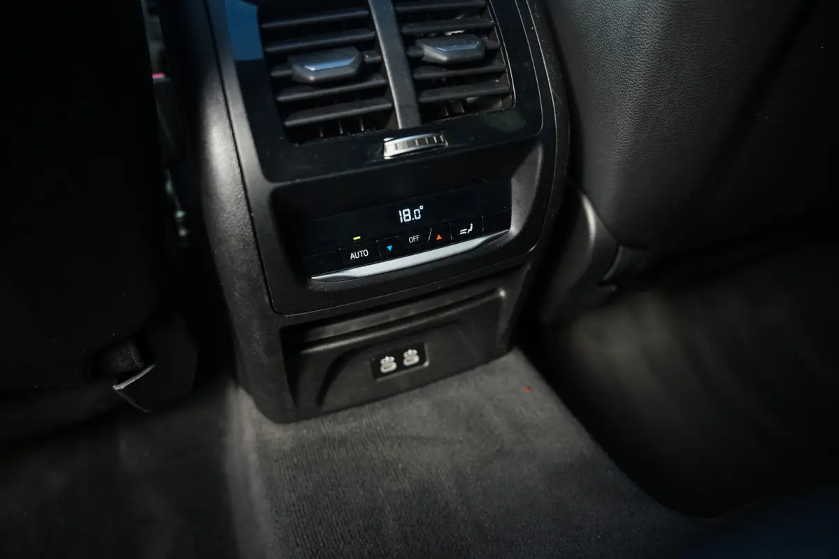 xDrive30e 292 pk High Executive M-Sport / BTW-Auto/ Pano-Dak/ H&K/ Head-Up/ ACC/ Keyless/ Camera/ M-Stoel/ Memory/ Stoelverw./ 20'' LMV
