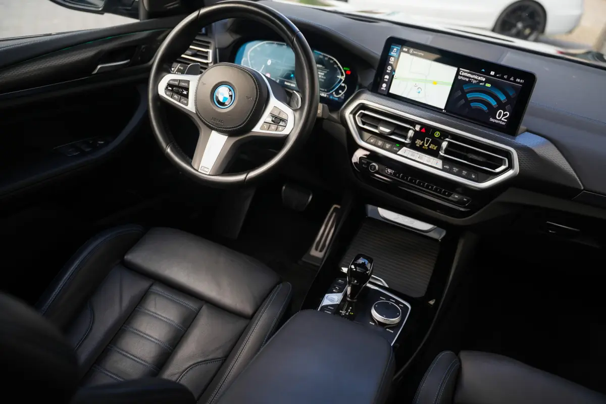 xDrive30e 292 pk High Executive M-Sport / BTW-Auto/ Pano-Dak/ H&K/ Head-Up/ ACC/ Keyless/ Camera/ M-Stoel/ Memory/ Stoelverw./ 20'' LMV