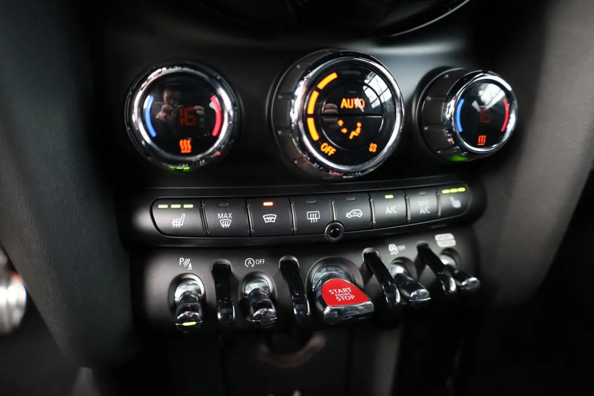 Cooper | Panoramadak | Comforttoegang | Stoelverwarming | Park Distance Control (PDC) | Harman Kardon