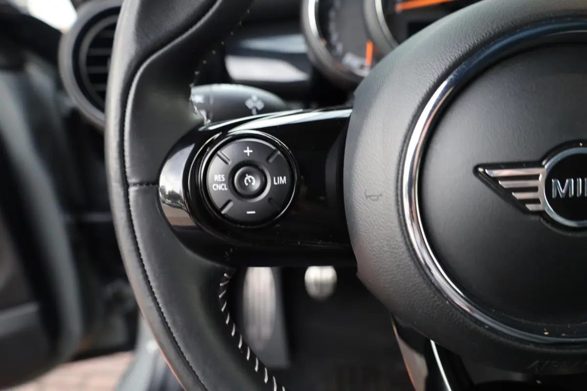 Cooper | Panoramadak | Comforttoegang | Stoelverwarming | Park Distance Control (PDC) | Harman Kardon