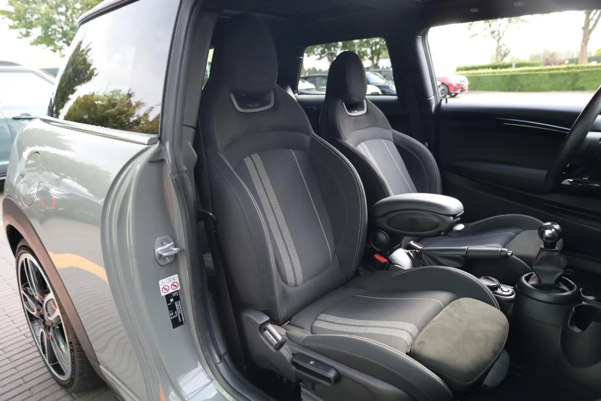 Cooper | Panoramadak | Comforttoegang | Stoelverwarming | Park Distance Control (PDC) | Harman Kardon
