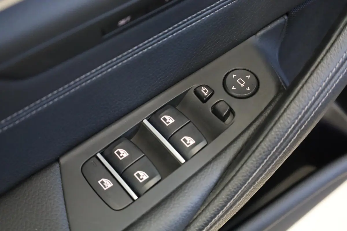 520i High Executive Edition | Luxury Line| HiFi System | Stoelverwarming | trekhaak elektrisch |