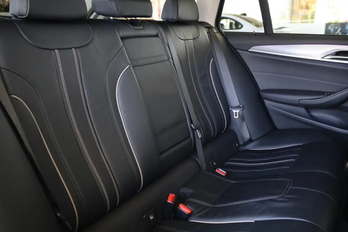 520i High Executive Edition | Luxury Line| HiFi System | Stoelverwarming | trekhaak elektrisch |