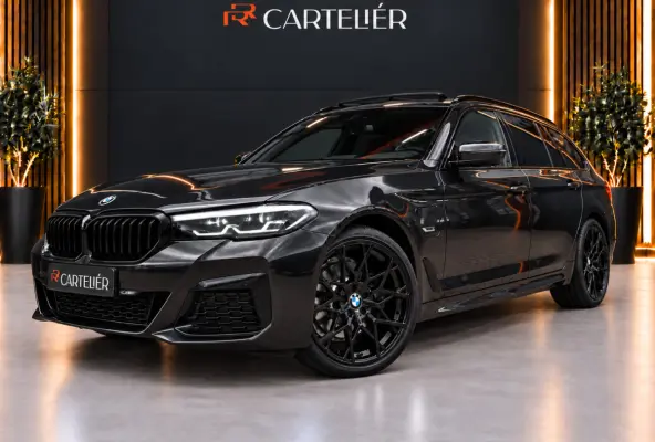 530e xDrive M-Sport | Pano | 20'' | LED | Leder | Memory | PDC | Cruise | Stoelverwarming | Carplay | Ambient | Trekhaak | Harmon Kardon | Android Auto | Keyless Start