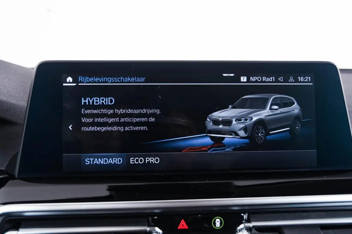 xDrive30e Sportstoelen - Parking Assistant - Active Guard - BMW Live Cockpit Plus - zwart hooggl. accent Perlglanz Chrome -