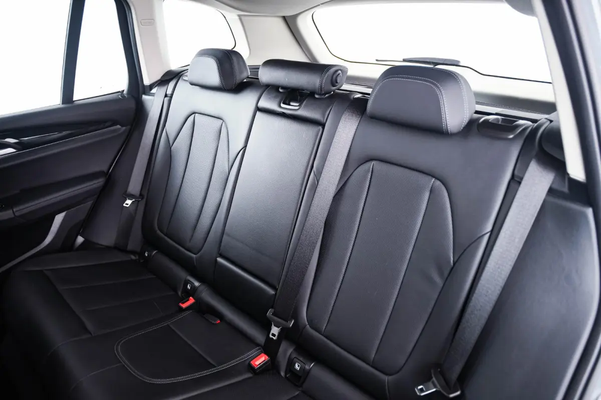 xDrive30e Sportstoelen - Parking Assistant - Active Guard - BMW Live Cockpit Plus - zwart hooggl. accent Perlglanz Chrome -