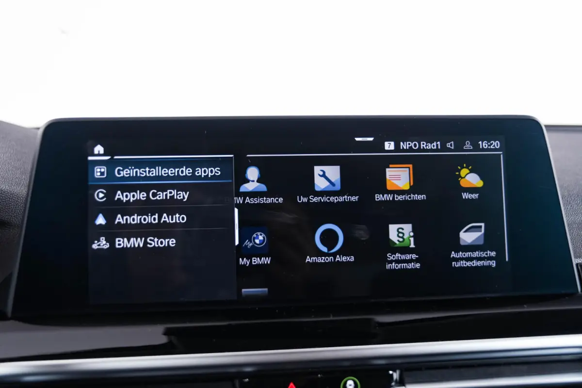 xDrive30e Sportstoelen - Parking Assistant - Active Guard - BMW Live Cockpit Plus - zwart hooggl. accent Perlglanz Chrome -