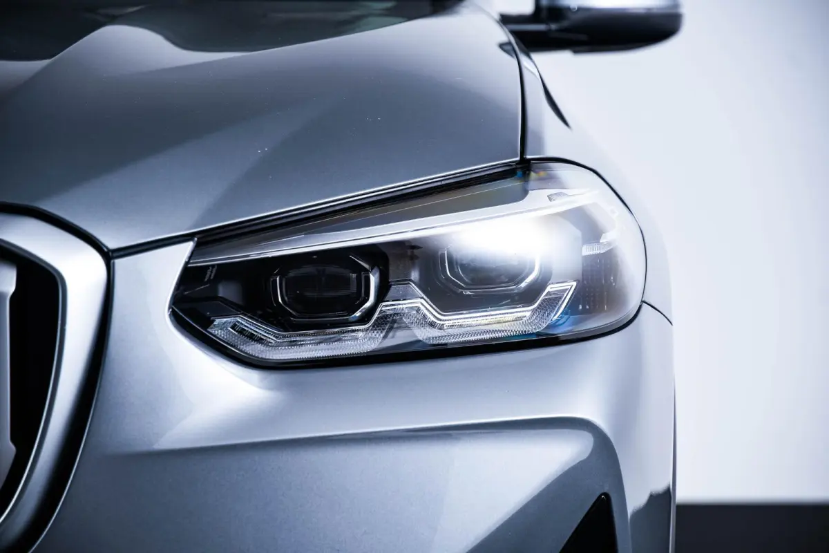 xDrive30e Sportstoelen - Parking Assistant - Active Guard - BMW Live Cockpit Plus - zwart hooggl. accent Perlglanz Chrome -
