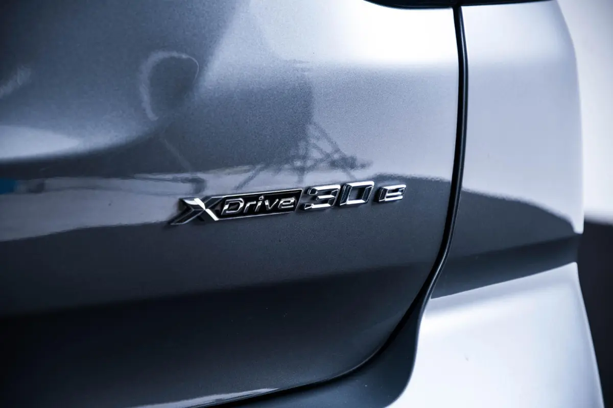 xDrive30e Sportstoelen - Parking Assistant - Active Guard - BMW Live Cockpit Plus - zwart hooggl. accent Perlglanz Chrome -