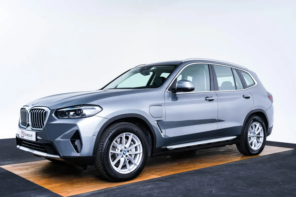 xDrive30e Sportstoelen - Parking Assistant - Active Guard - BMW Live Cockpit Plus - zwart hooggl. accent Perlglanz Chrome -