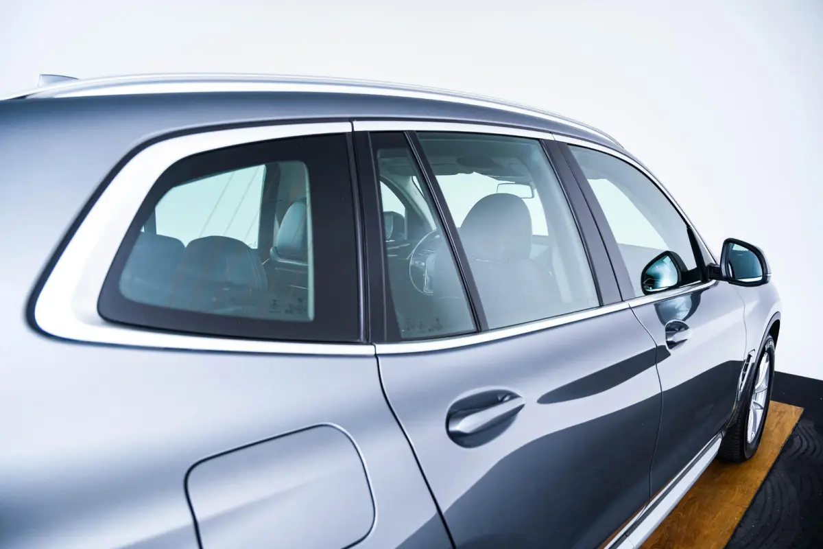 xDrive30e Sportstoelen - Parking Assistant - Active Guard - BMW Live Cockpit Plus - zwart hooggl. accent Perlglanz Chrome -
