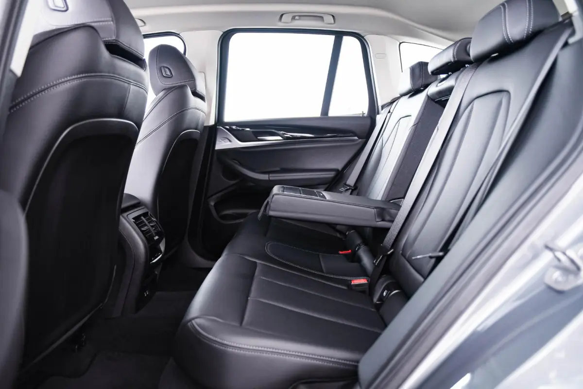 xDrive30e Sportstoelen - Parking Assistant - Active Guard - BMW Live Cockpit Plus - zwart hooggl. accent Perlglanz Chrome -