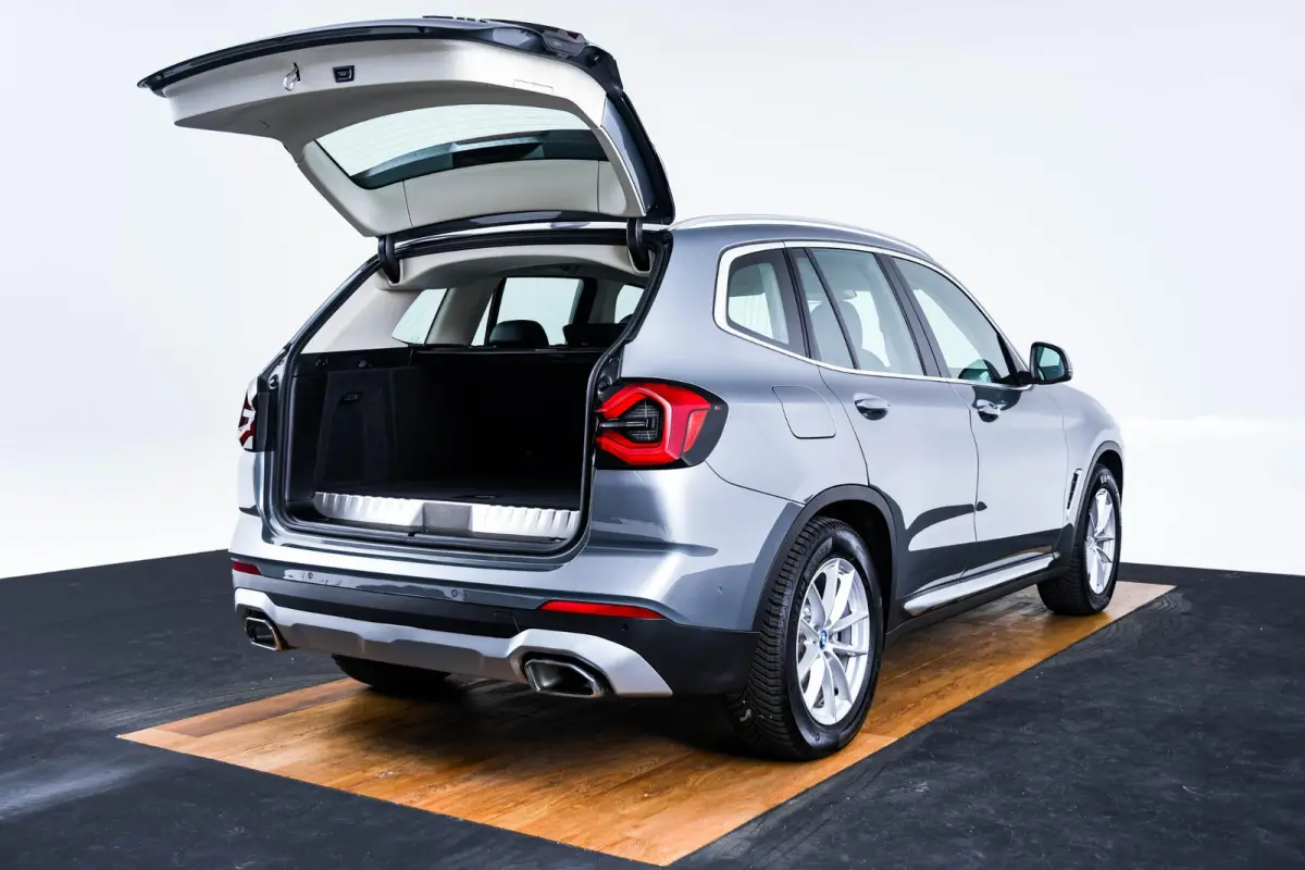 xDrive30e Sportstoelen - Parking Assistant - Active Guard - BMW Live Cockpit Plus - zwart hooggl. accent Perlglanz Chrome -