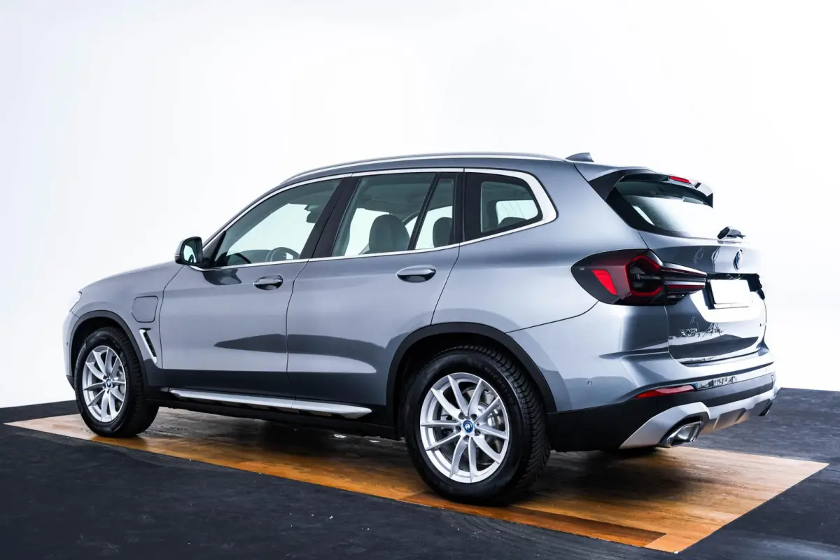 xDrive30e Sportstoelen - Parking Assistant - Active Guard - BMW Live Cockpit Plus - zwart hooggl. accent Perlglanz Chrome -