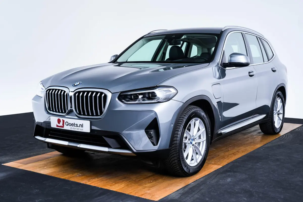 xDrive30e Sportstoelen - Parking Assistant - Active Guard - BMW Live Cockpit Plus - zwart hooggl. accent Perlglanz Chrome -
