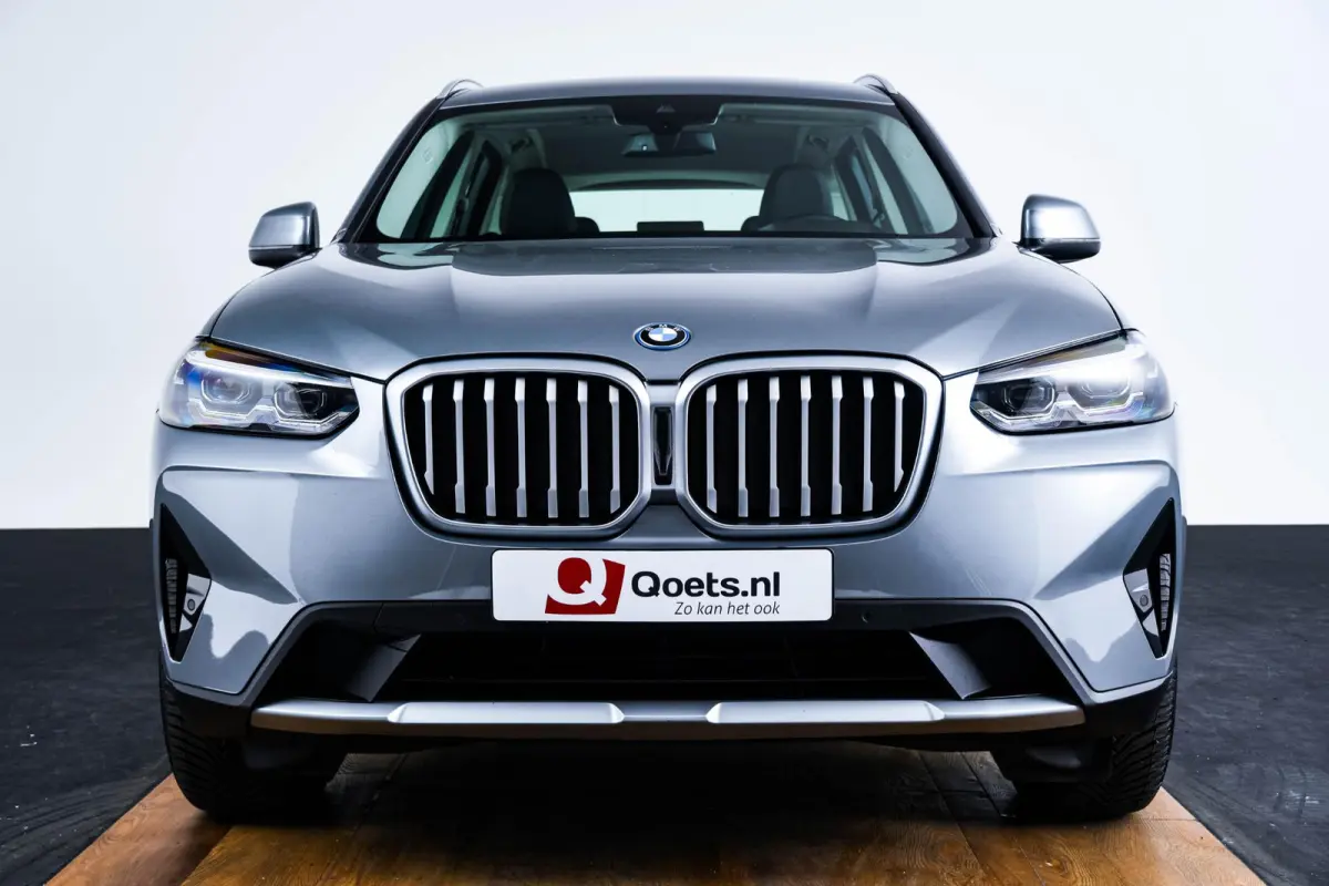 xDrive30e Sportstoelen - Parking Assistant - Active Guard - BMW Live Cockpit Plus - zwart hooggl. accent Perlglanz Chrome -