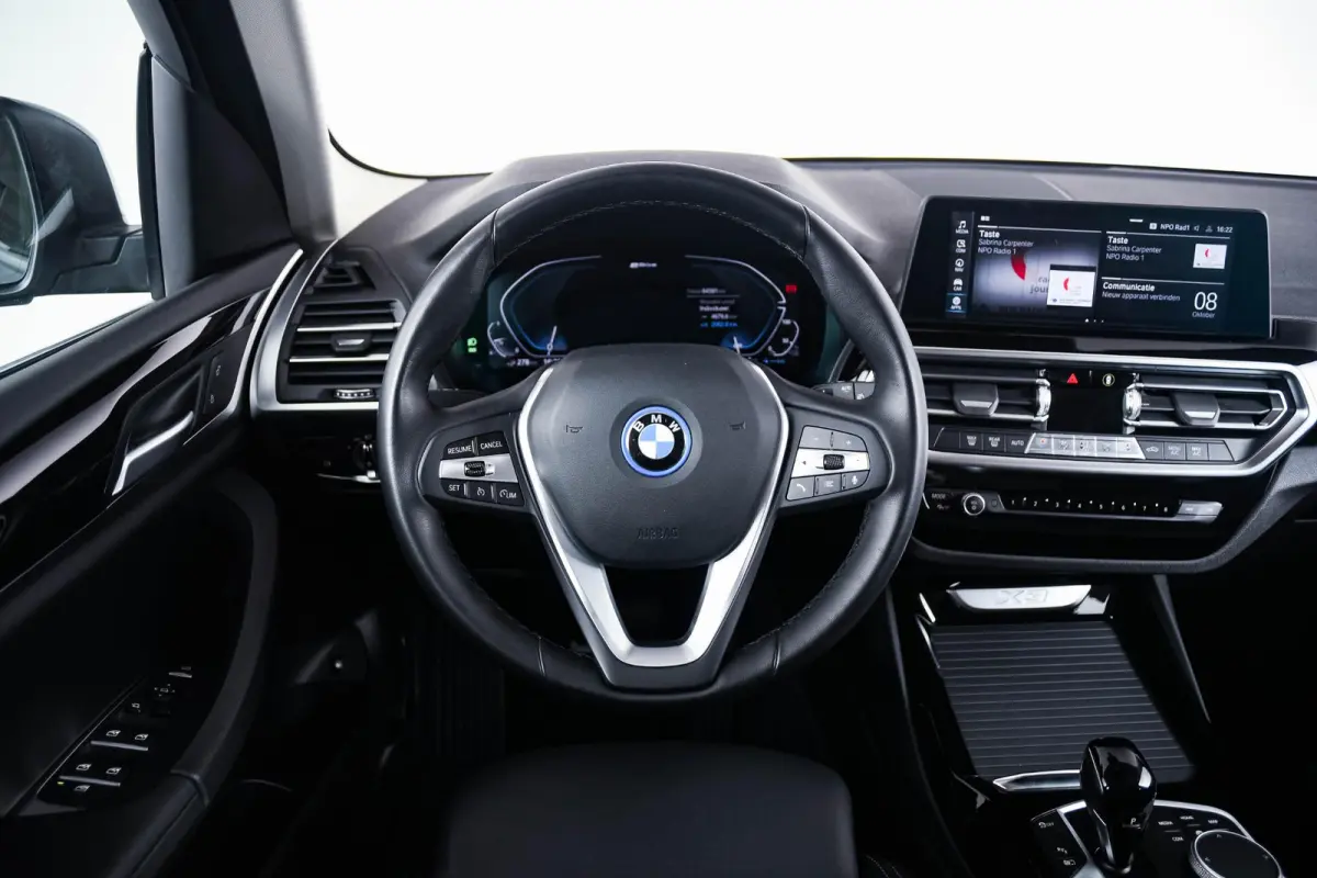xDrive30e Sportstoelen - Parking Assistant - Active Guard - BMW Live Cockpit Plus - zwart hooggl. accent Perlglanz Chrome -