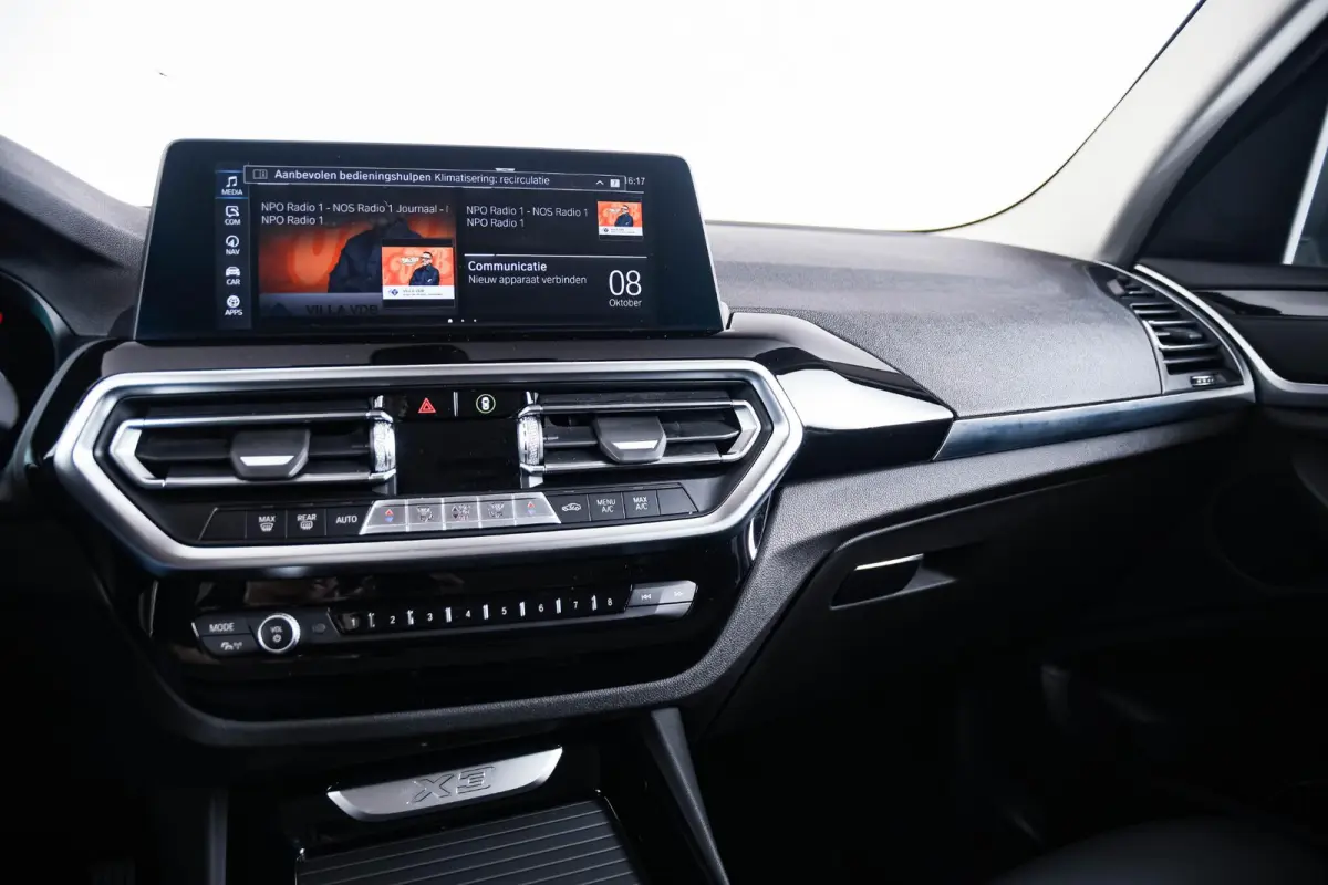 xDrive30e Sportstoelen - Parking Assistant - Active Guard - BMW Live Cockpit Plus - zwart hooggl. accent Perlglanz Chrome -